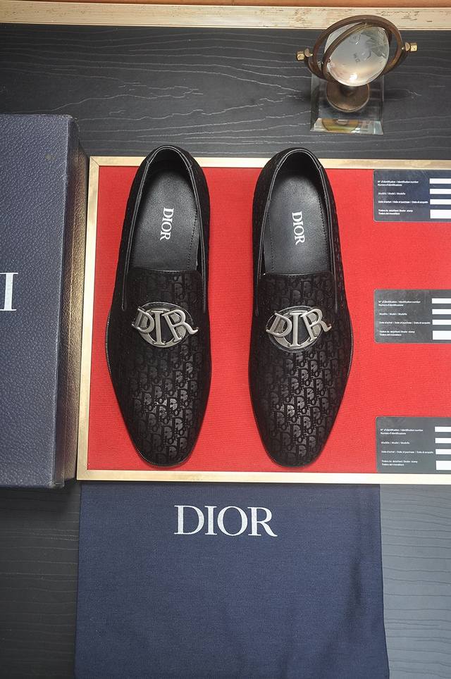 出厂价 Dior 水染牛皮内里 迪奥原版1:1高品质出厂，进口原版料，进口版原牛皮，水染牛皮内里，原版tpu大底，码数:38-44